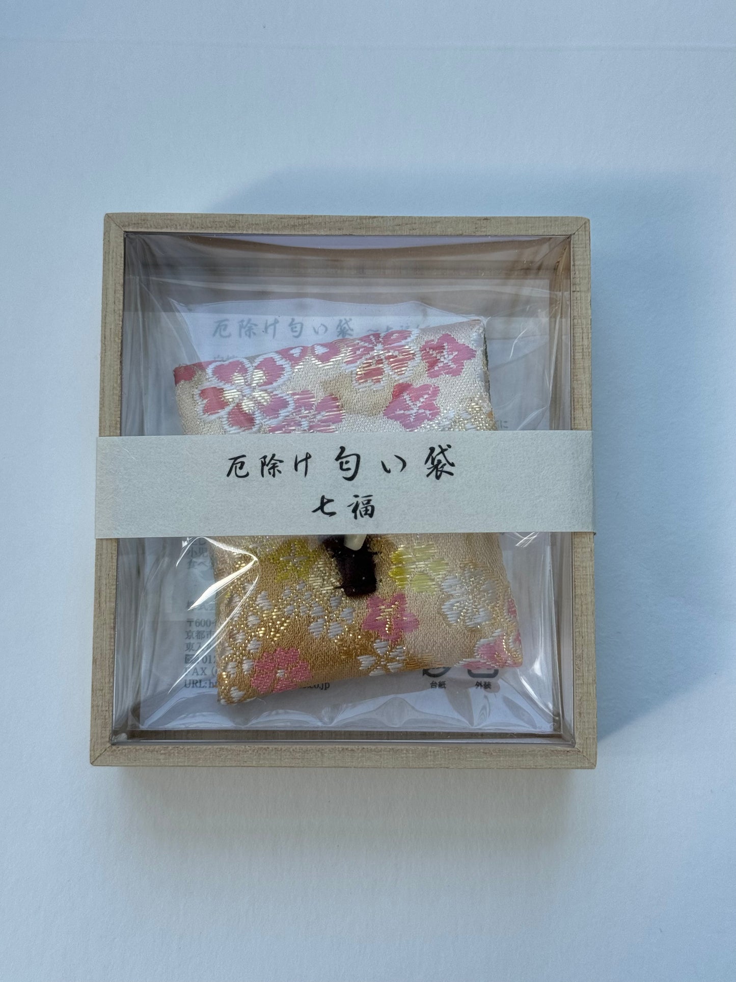 KOSAIDO Japanese incense - scented sachet to ward off evil spirits Shichihuku box made of paulownia wood clawed bag type