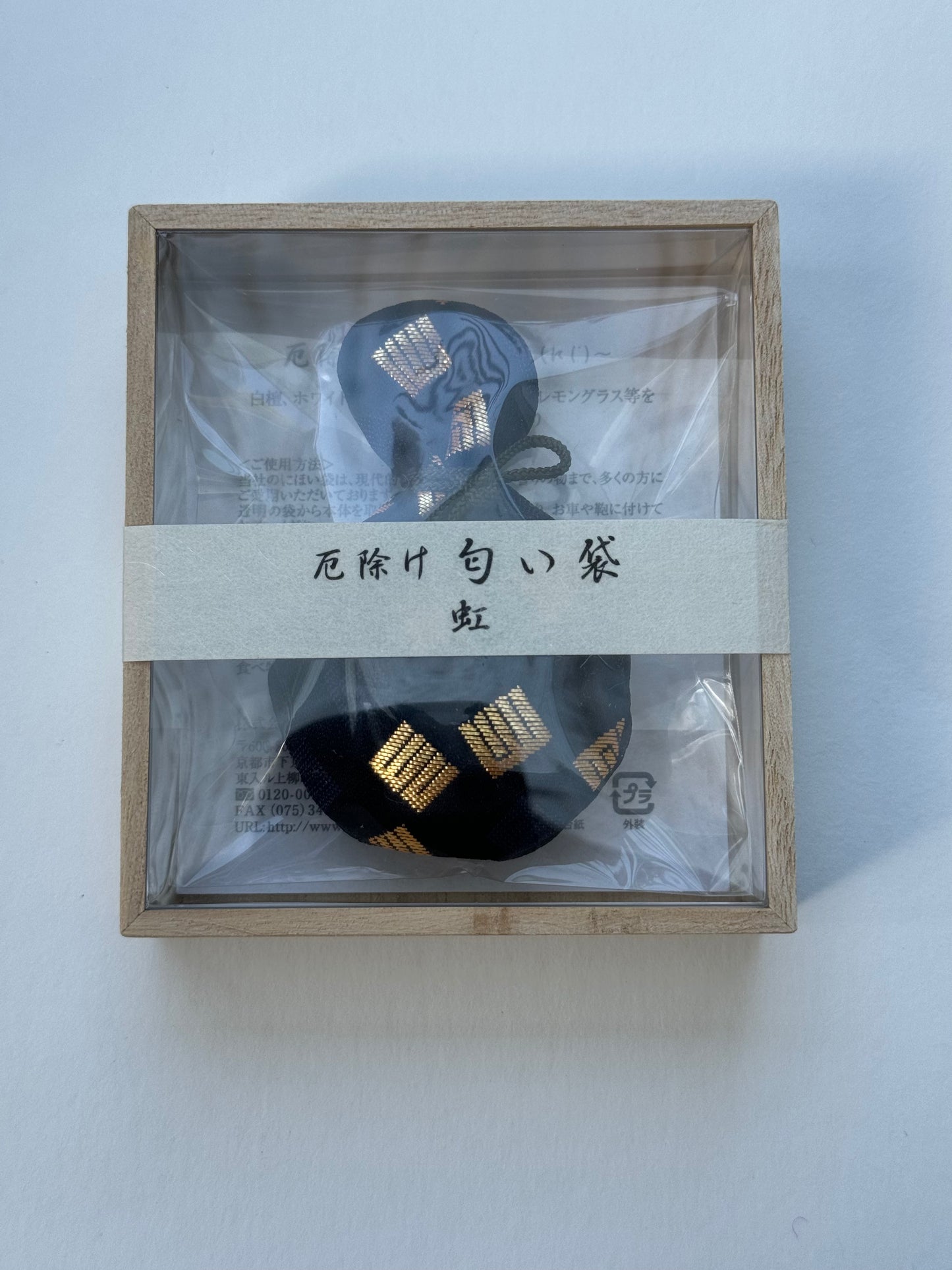 KOSAIDO Japanese incense - scented sachet to ward off evil spirits Niji box made of paulownia wood gourd shape