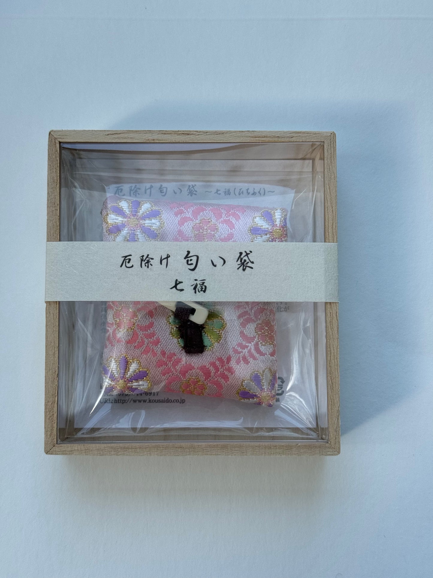 KOSAIDO Japanese incense - scented sachet to ward off evil spirits Shichihuku box made of paulownia wood clawed bag type