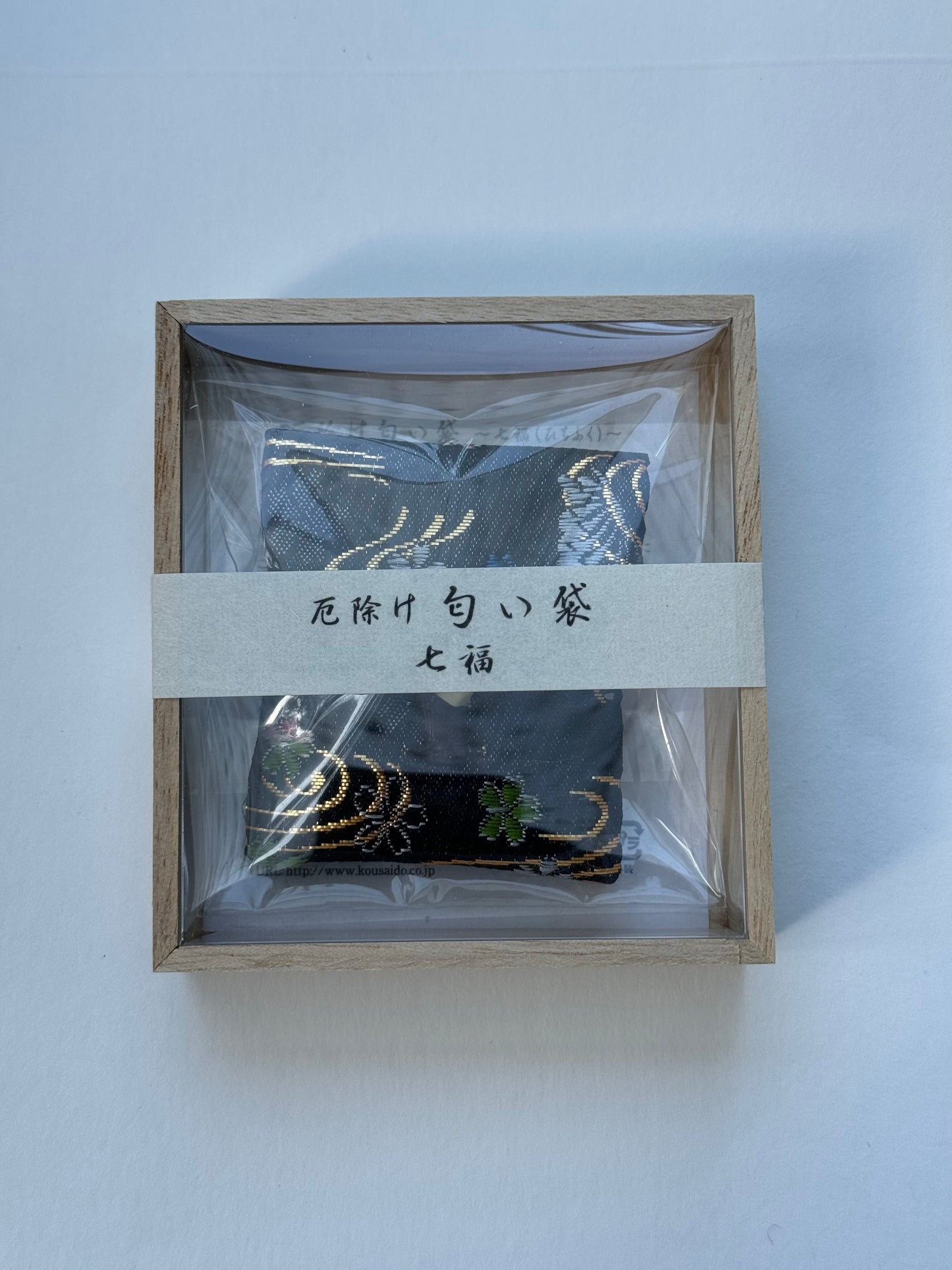KOSAIDO Japanese incense - scented sachet to ward off evil spirits Shichihuku box made of paulownia wood clawed bag type